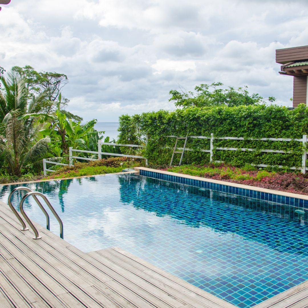 Top 5 Reasons to Choose a Small Custom Pool for Your Backyard – Square ...